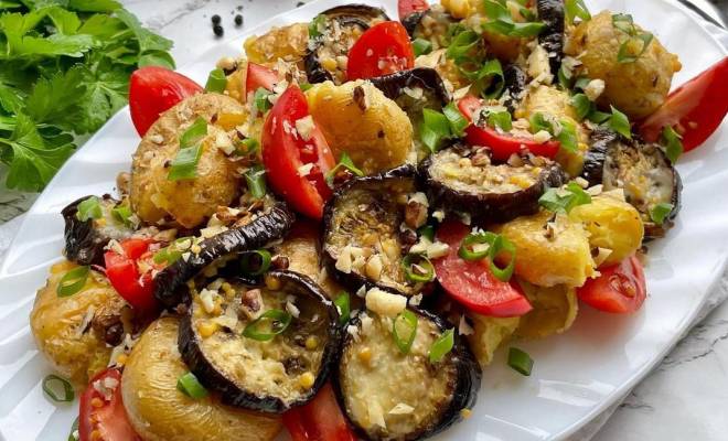 Теплый Картофельный салат с баклажанами, помидорами и орехами рецепт