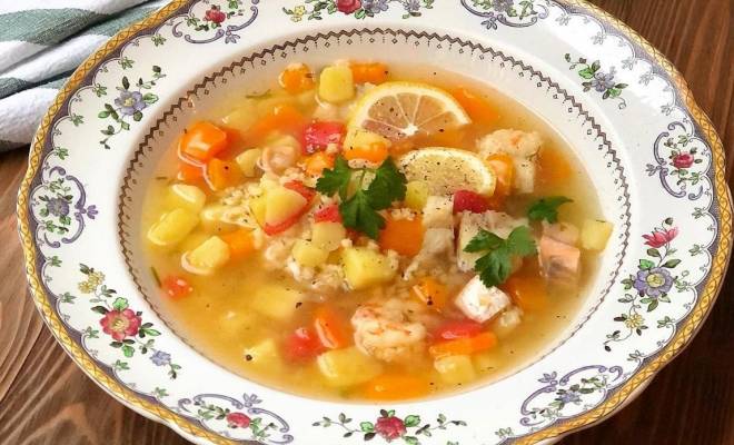 Суп уха с морепродуктами: лососем, треской, кальмарами и креветками рецепт