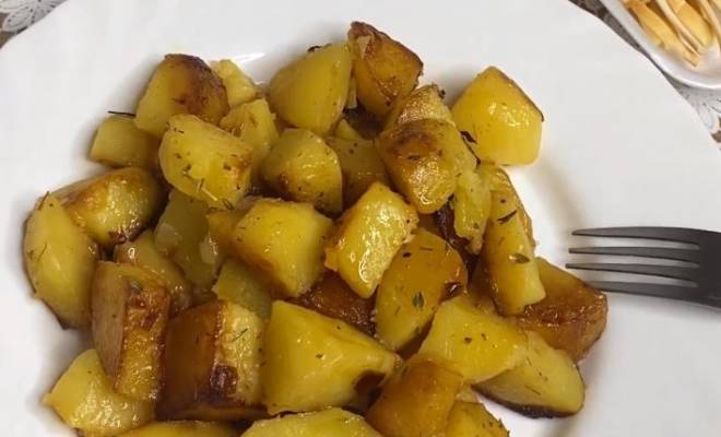 Вкусная жареная картошка с луком на сковороде рецепт