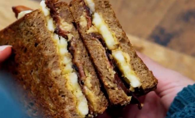 Сэндвич с бананами, беконом и арахисовой пастой Элвиса Пресли рецепт