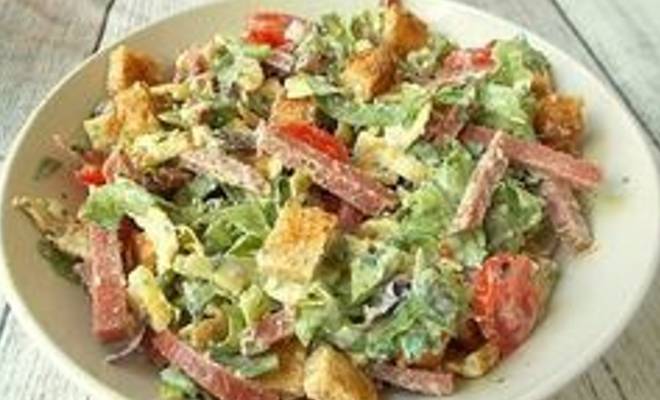 Салат с колбасой, сухариками и сыром – пошаговый рецепт