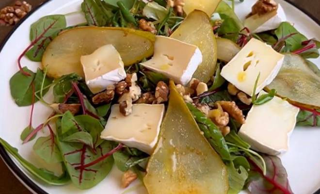 Салат с грушей, сыром с плесенью камамбер, орехами грецкими рецепт
