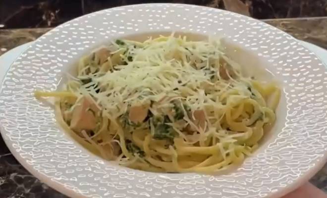 Спагетти с курицей в соусе с сыром и шпинатом рецепт