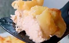 Куриное филе под ананасами, сыром и сметаной в духовке
