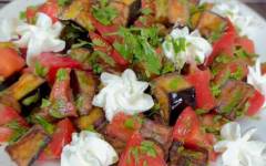 Салат с хрустящими баклажанами, помидорами и творожным сыром