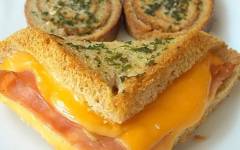 Горячие бутерброды в духовке колбасой и сыром