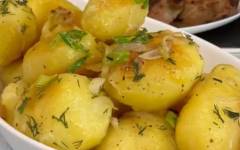 Жареная картошка с луком, чесночком и зеленью на сковороде