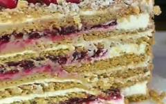 Самый вкусный торт Медовик с малиновой начинкой