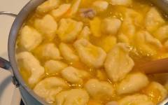 Бабушкин куриный суп с картофельными клецками