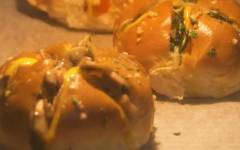 Сырно чесночные булочки с грибами, ветчиной, помидорами, луком и шпинатом