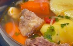 Классический суп Шурпа из говядины в кастрюле