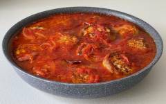 Рыбные котлеты в томатной заправке на сковороде