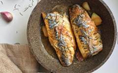 Жареная рыба скумбрия на сковороде