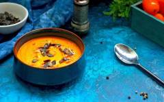 Тыквенный крем-суп с печеными овощами с помидорами