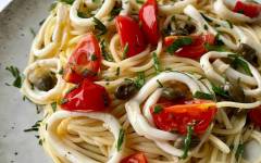 Спагетти с кальмарами и помидорами