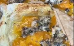 Слоеный пирог с тыквой и сыром дорблю