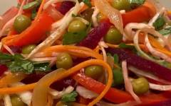 Витаминный салат с капустой, морковью, кинзой, свеклой и зеленым горошком