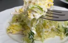 Слоеный салат с куриной грудкой, картошкой, яйцами и сыром