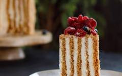 Вертикальный торт медовик с кремом маскарпоне