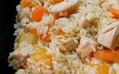 Рис с тыквой, курицей, морковью и чесноком на сковороде