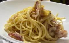 Спагетти карбонара с беконом, желтками, сыром и чесноком