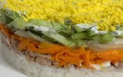 Салат «Королевский роман» с рисом, консервами, огурцами, морковью и луком
