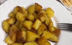 Вкусная жареная картошка с луком на сковороде