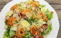 Цезарь салат с креветками и сухариками