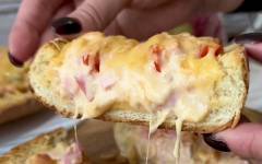 Ленивая пицца из батона, кетчупа, колбасы, помидоров и сыра