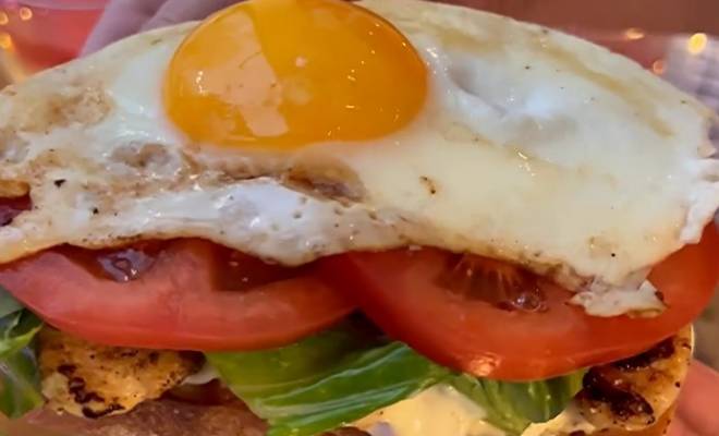 Сэндвич Цезарь с курицей и яйцом на сковороде рецепт