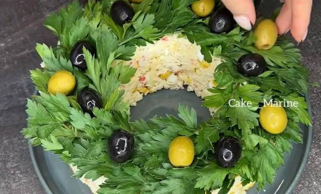 Новогодний салат курица, крабовые палочки, кукуруза, яйца и сыр рецепт