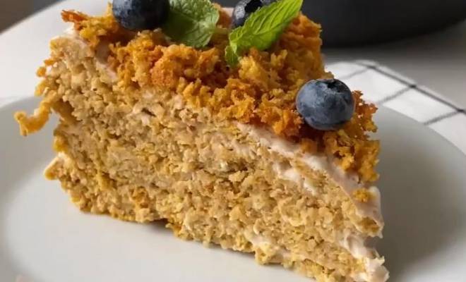 Тыквенный торт на сковороде с овсянкой, изюмом и творожным кремом рецепт