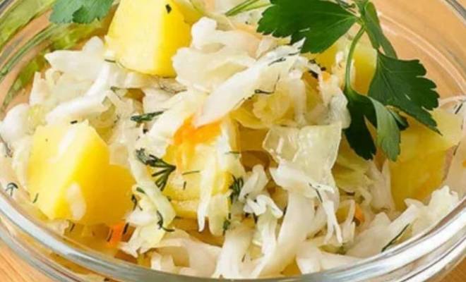 Салат крестьянский с квашеной капустой, картошкой и луком рецепт
