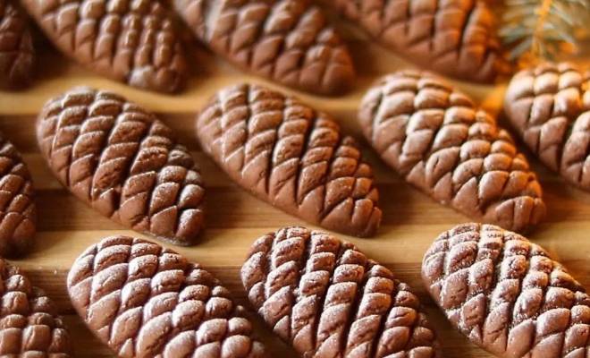 Шоколадное новогоднее песочное печенье Шишки рецепт