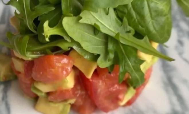 Салат с авокадо, помидорами и красной рыбой рецепт