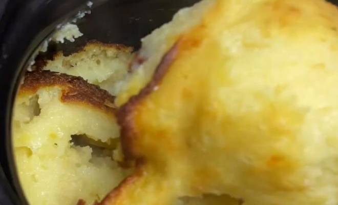 Картофельная бабка с луком, сметаной и яйцом в духовке рецепт