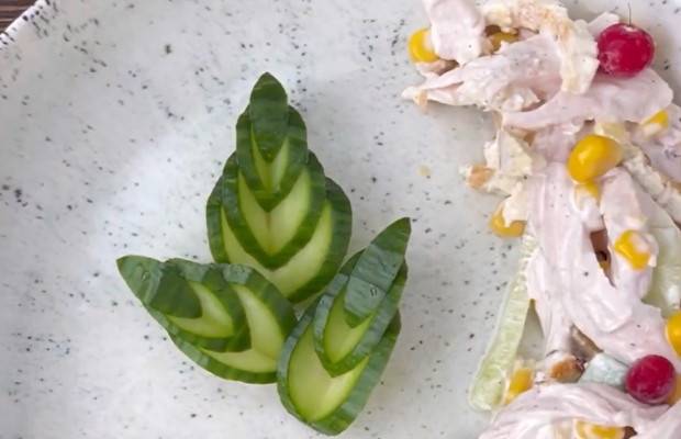 Салат с копченой курицей огурцом  и кукурузой рецепт
