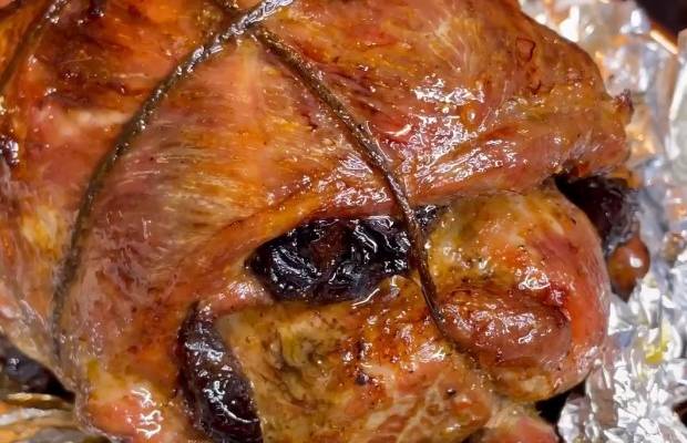 Мясной рулет из свинины с черносливом в духовке рецепт