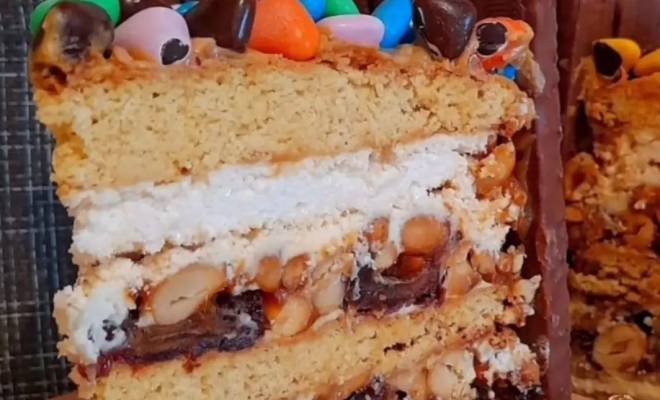 Торт Сникерс с карамелью, с безе и арахисом рецепт