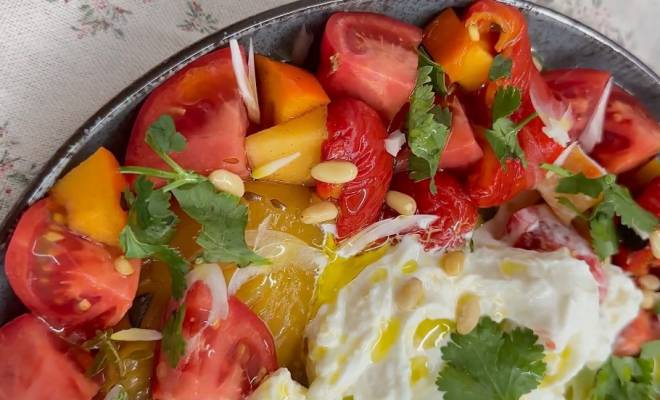 Салат из помидоров и хурмы рецепт