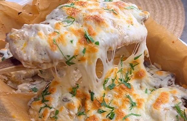 Запеченное куриное филе, грибы и сыр в духовке рецепт