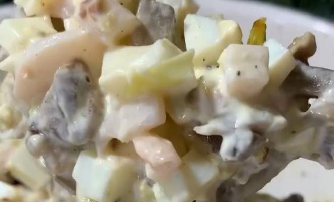 Салат с кальмарами, яйцом и грибами самый вкусный рецепт