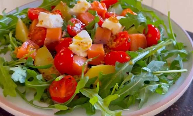 Салат с копченой красной рыбой, помидорами, рукколой, картошкой и сыром рецепт