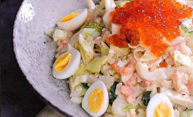 Салат с морепродуктами: креветками, крабовыми палочками, огурцом и яйцом рецепт
