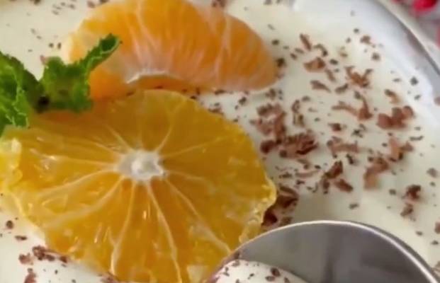 Десерт из йогурта и желатина без выпечки с мандаринами рецепт