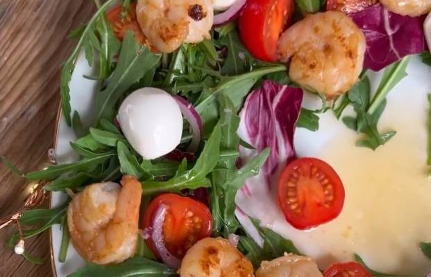Салат с креветками и помидорами черри рецепт