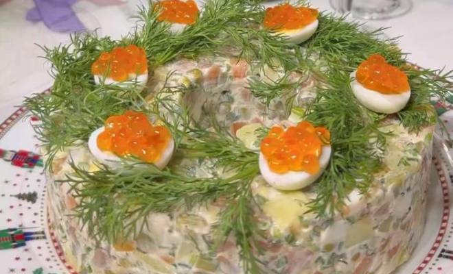 Салат Оливье с лососем и маринованными огурцами рецепт