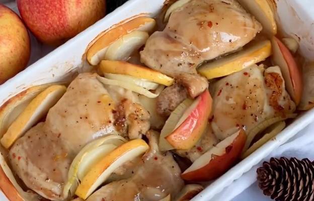 Курица запеченная с яблоками и луком в духовке рецепт