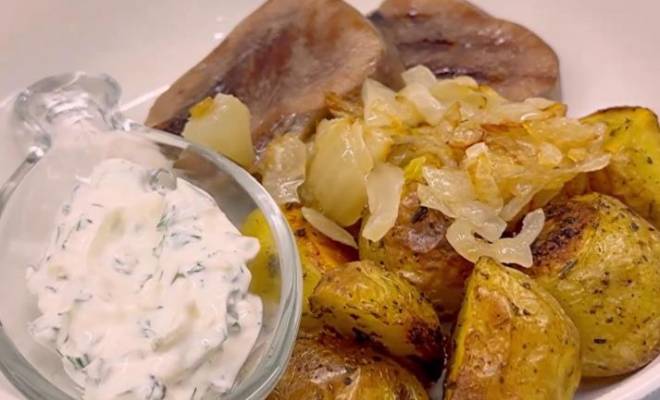 Говяжий язык с картошкой и соусом, сытное и простое горячее рецепт