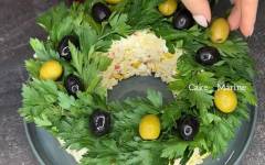 Новогодний салат курица, крабовые палочки, кукуруза, яйца и сыр
